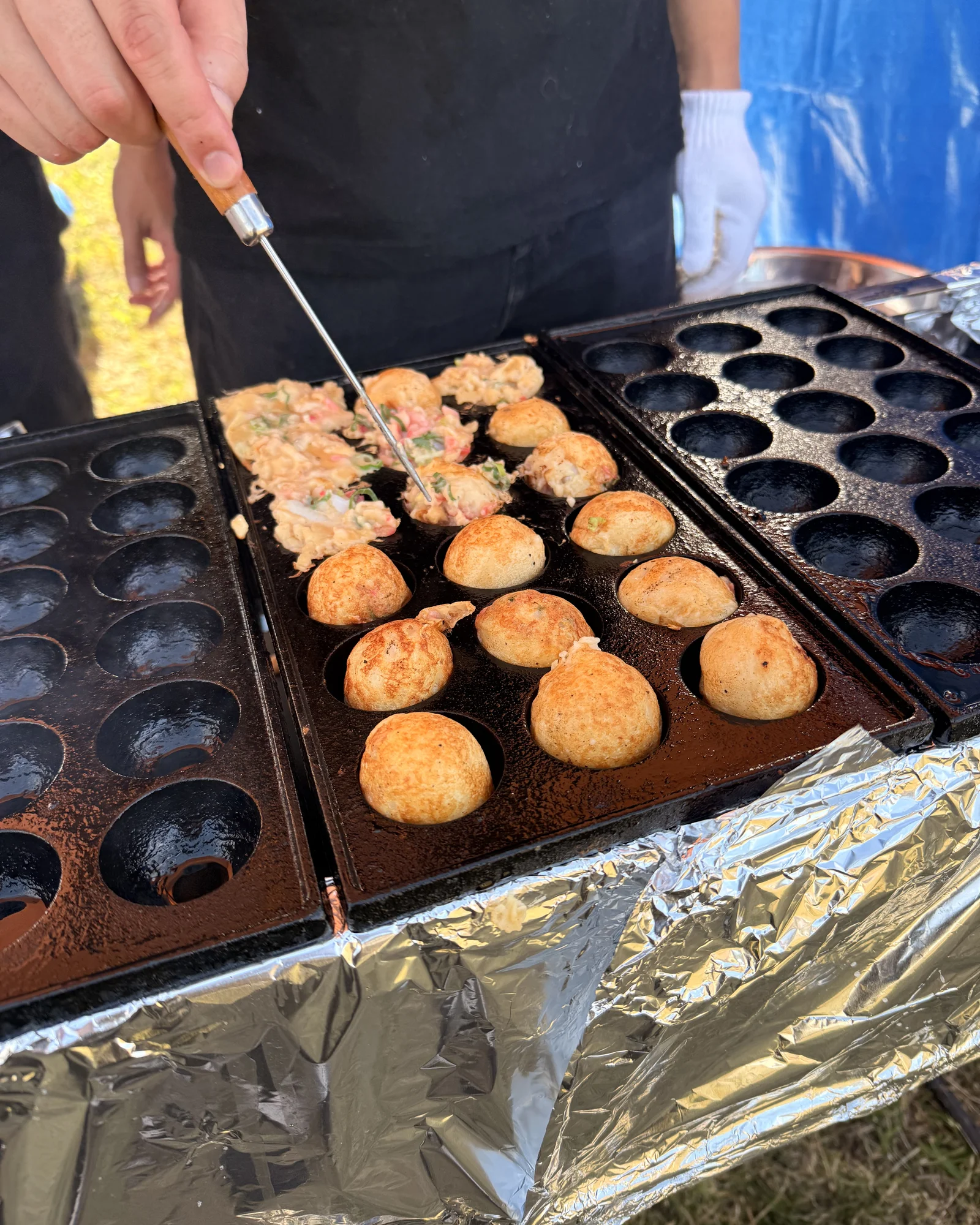 鉄板で焼き上がる、ミズダコの頭のたこ焼き